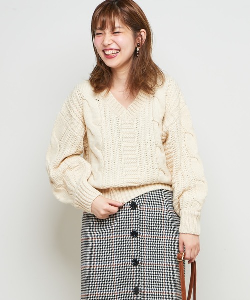 natural couture(ナチュラルクチュール)の「Vネックケーブルプルオーバー(ニット/セーター・レディース・ベージュ/ピンク/アイボリー/ライトブラウン/パープル・FREE)」の7枚目の写真
