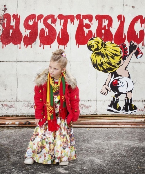 HYSTERIC MINI（ヒステリックミニ）の「EMBROIDERY 総柄刺繍ジャケット（ダウンジャケット/コート・キッズ・レッド/グリーン・90cm）」の2枚目の写真