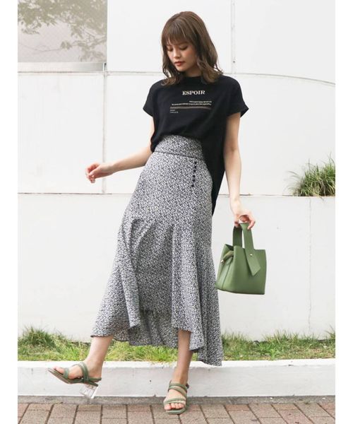 dazzlin（ダズリン）の「スモールフラワーフレアスカート（スカート・レディース・ブラック/レッド・SMALL/MEDIUM）」の4枚目の写真