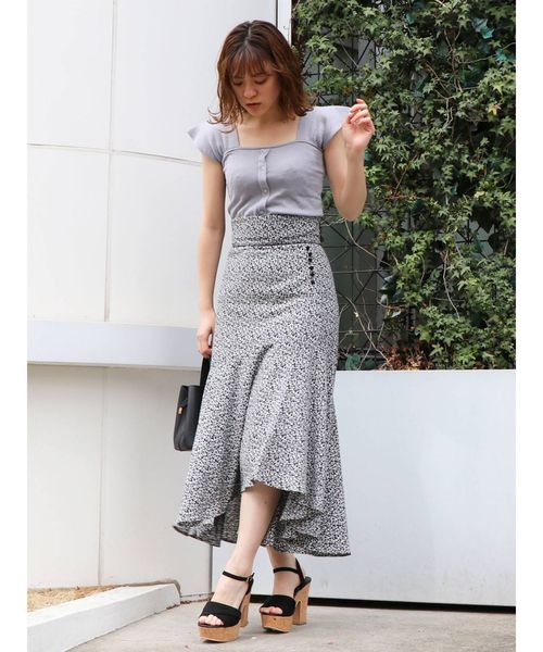 dazzlin（ダズリン）の「スモールフラワーフレアスカート（スカート・レディース・ブラック/レッド・SMALL/MEDIUM）」の3枚目の写真