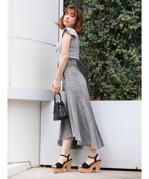 dazzlin（ダズリン）の「スモールフラワーフレアスカート（スカート・レディース・ブラック/レッド・SMALL/MEDIUM）」の8枚目の写真