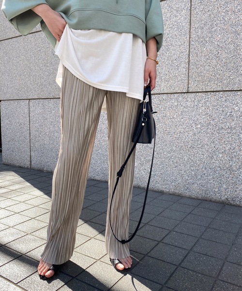StyleSea(スタイルシー)の「シャイニー楊柳プリーツストレートパンツ(その他パンツ・レディース・ホワイト/グレイッシュベージュ/ミント/ラベンダー/ブルー/モカ/ブラック・FREE)」の4枚目の写真