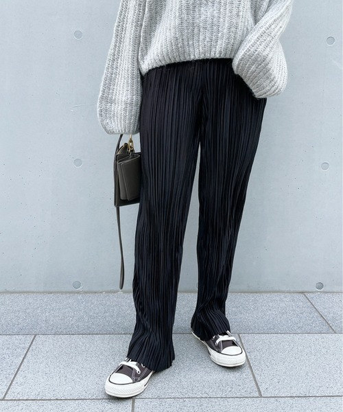 StyleSea(スタイルシー)の「シャイニー楊柳プリーツストレートパンツ(その他パンツ・レディース・ホワイト/グレイッシュベージュ/ミント/ラベンダー/ブルー/モカ/ブラック・FREE)」の2枚目の写真