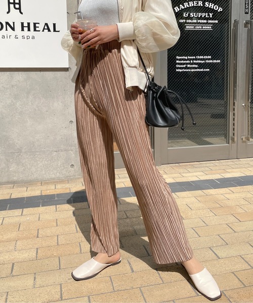 StyleSea(スタイルシー)の「シャイニー楊柳プリーツストレートパンツ(その他パンツ・レディース・ホワイト/グレイッシュベージュ/ミント/ラベンダー/ブルー/モカ/ブラック・FREE)」の3枚目の写真