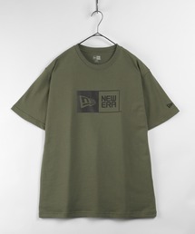 NEW ERA（ニューエラ）の「【NEW　ERA/ニューエラ】ステッカーロゴ 半袖Tシャツ/ オリーブ（Tシャツ/カットソー・メンズ）」