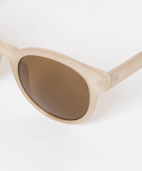 KBF（ケイビーエフ）の「ボリュームフレームサングラス（メガネ・レディース・ブラック/ベージュ・ONE）」の4枚目の写真