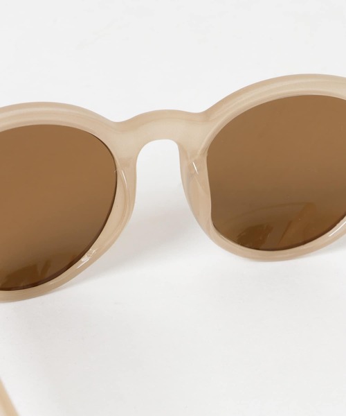 KBF（ケイビーエフ）の「ボリュームフレームサングラス（メガネ・レディース・ブラック/ベージュ・ONE）」の3枚目の写真