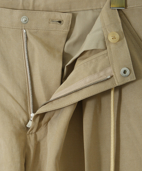 PORT BY ARK（ポートバイアーク）の「PORT BY ARK / ポートバイアーク：Tuck Wide Shorts：PO09-P002[COR]（その他パンツ・メンズ・ブラック/ベージュ/グリーン系その他・2/1）」の9枚目の写真