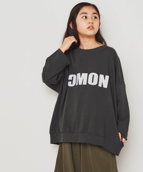 ＆yam（アンドヤム）の「USA裏毛カレッジロゴオーバーサイズバックスリットスウェット（スウェット・キッズ・ブラック/ブルー/ベージュ/ホワイト・120-130cm/130-140cm/140-150cm/150-160cm/110-120cm）」の3枚目の写真