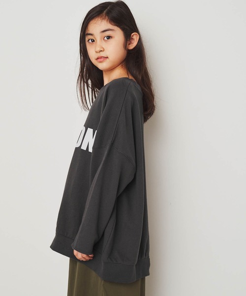 ＆yam（アンドヤム）の「USA裏毛カレッジロゴオーバーサイズバックスリットスウェット（スウェット・キッズ・ブラック/ブルー/ベージュ/ホワイト・120-130cm/130-140cm/140-150cm/150-160cm/110-120cm）」の9枚目の写真