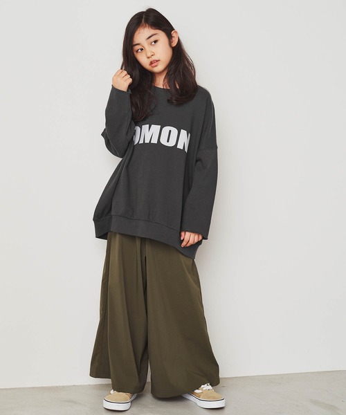 ＆yam（アンドヤム）の「USA裏毛カレッジロゴオーバーサイズバックスリットスウェット（スウェット・キッズ・ブラック/ブルー/ベージュ/ホワイト・120-130cm/130-140cm/140-150cm/150-160cm/110-120cm）」の11枚目の写真