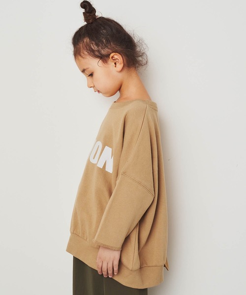 ＆yam（アンドヤム）の「USA裏毛カレッジロゴオーバーサイズバックスリットスウェット（スウェット・キッズ・ブラック/ブルー/ベージュ/ホワイト・120-130cm/130-140cm/140-150cm/150-160cm/110-120cm）」の13枚目の写真