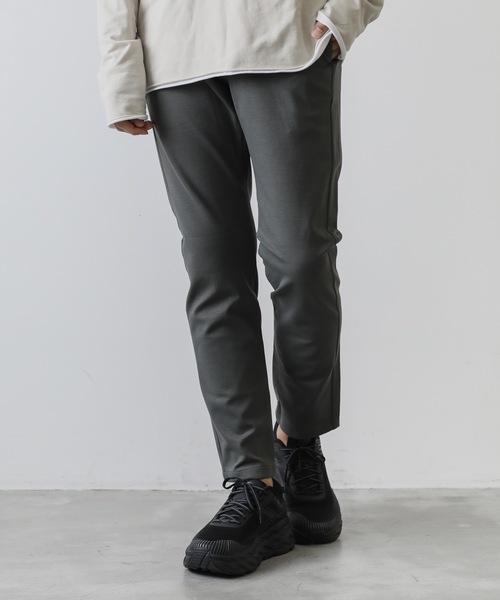 ATTACHMENT(アタッチメント)の「COMPRESSED PONTE JERSEY TIGHT FIT TROUSERS(スラックス・メンズ・ブラック/グレー系その他・1/2/3)」の3枚目の写真