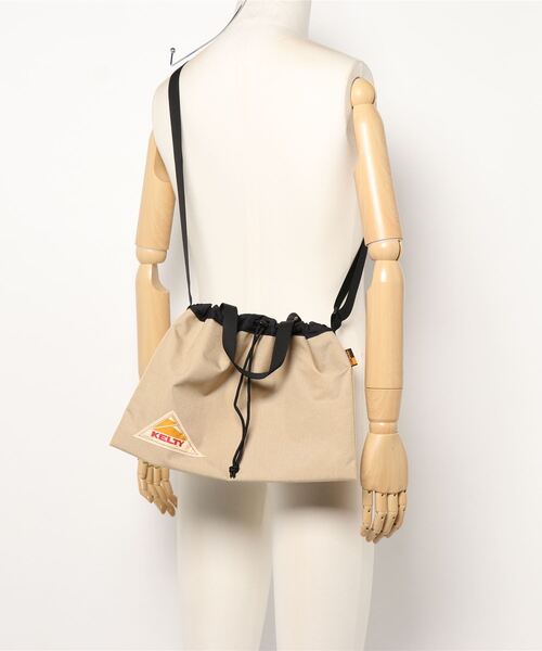 KELTY（ケルティ）の「【KELTY/ケルティ】フラットキンチャクショルダー/FLAT KINCHAKU with HANDLE（ショルダーバッグ・メンズ・ブラック/パープル/ネイビー/レッド/オリーブ/ブルー/グリーン/ダークグレー/サンドベージュ/セージグリーン/タン/マスタード/ブラウン系その他/モカ・FREE）」の18枚目の写真