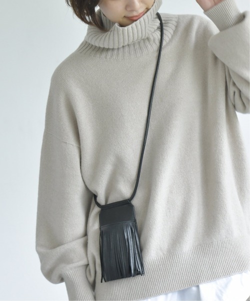 Spick & Span(スピックアンドスパン)の「#【YAHKI】W FACEフリンジスマートフォンケース(ショルダーバッグ・レディース・チャコールグレー/ブラック・FREE)」の1枚目の写真