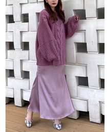 サテンタイトスカート