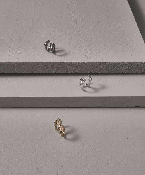 and cloud(アンドクラウド)の「Drop Earring S(イヤリング・レディース・シルバー/イエローゴールド/ブラック・FREE)」の3枚目の写真