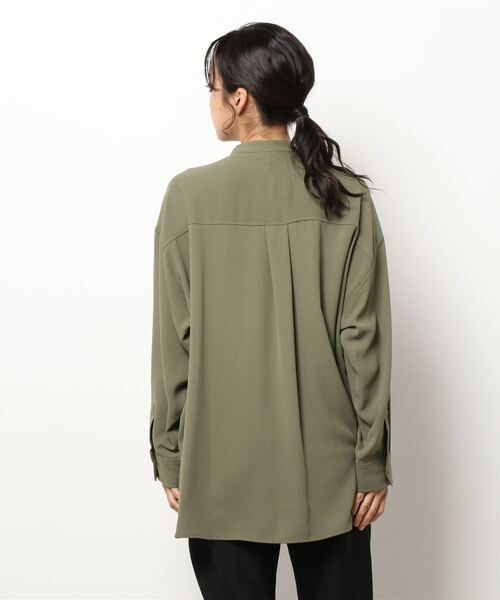 Petit Honfleur(プチオンフルール)の「バンドカラースキッパーシャツ(シャツ/ブラウス・レディース・ネイビー/モカ/カーキ・13号/9号/11号)」の9枚目の写真