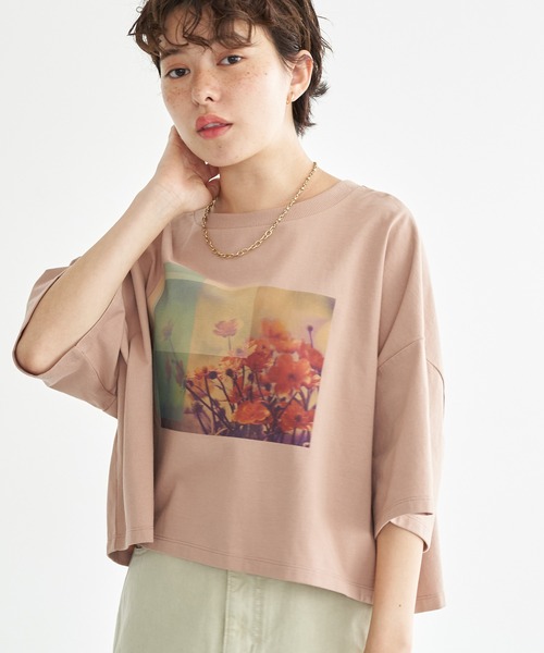 earth music&ecology（アースミュージックアンドエコロジー）の「ショート丈フォトTシャツ（Tシャツ/カットソー・レディース・ブラウン/オフホワイト/ピンクベージュ・FREE）」の3枚目の写真