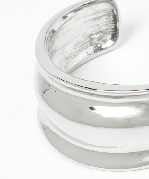 Andemiu（アンデミュウ）の「メタルワイドバングル347866（バングル/リストバンド・レディース・シルバー・FREE）」の4枚目の写真