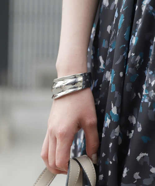 Andemiu（アンデミュウ）の「メタルワイドバングル347866（バングル/リストバンド・レディース・シルバー・FREE）」の9枚目の写真