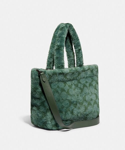 COACH（コーチ）の「トート 28・シグネチャー シアリング（トート