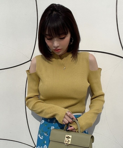 EIMY ISTOIRE(エイミーイストワール)の「オープンショルダーリブニット(ニット/セーター・レディース・ブラック/アイボリー/ブラウン/マスタード/オレンジ/ベージュ・FREE)」の5枚目の写真