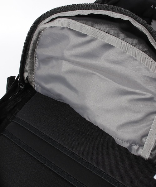 THE NORTH FACE(ザノースフェイス)の「THE NORTH FACE Hot Shot ホットショット バックパック リュック(バックパック/リュック・メンズ・ブラック・FREE)」の3枚目の写真
