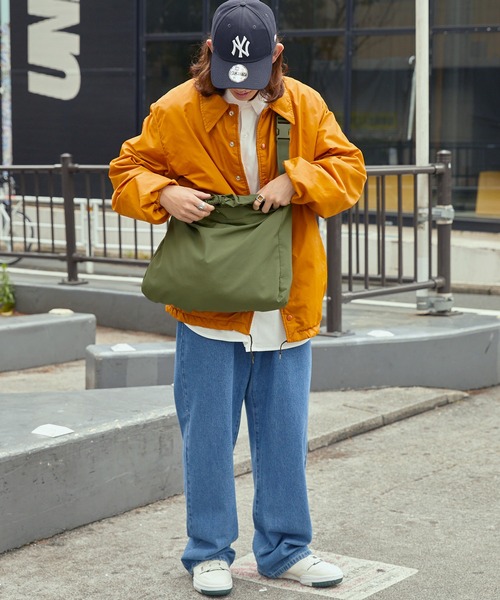 MONO-MART(モノマート)の「2WAYナイロン ドローストリングDカン付 ビッグショルダーバック(ショルダーバッグ・レディース・ベージュ/アイボリー/ブラック/グレー/カーキ・FREE)」の19枚目の写真