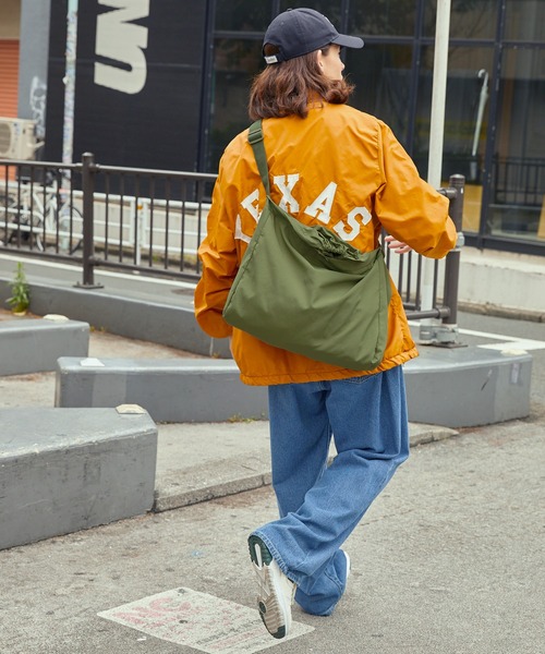 MONO-MART(モノマート)の「2WAYナイロン ドローストリングDカン付 ビッグショルダーバック(ショルダーバッグ・レディース・ベージュ/アイボリー/ブラック/グレー/カーキ・FREE)」の18枚目の写真