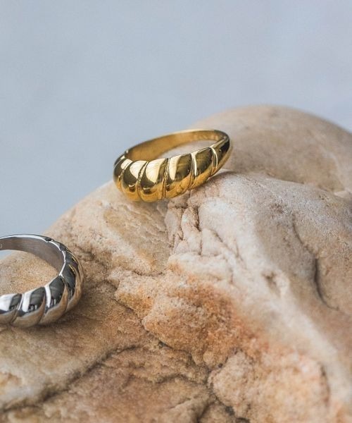 JEANASIS（ジーナシス）の「【ステンレス】ツイストボリュームリング/185685（リング・レディース・シルバー/ゴールド・MEDIUM/LARGE）」の2枚目の写真