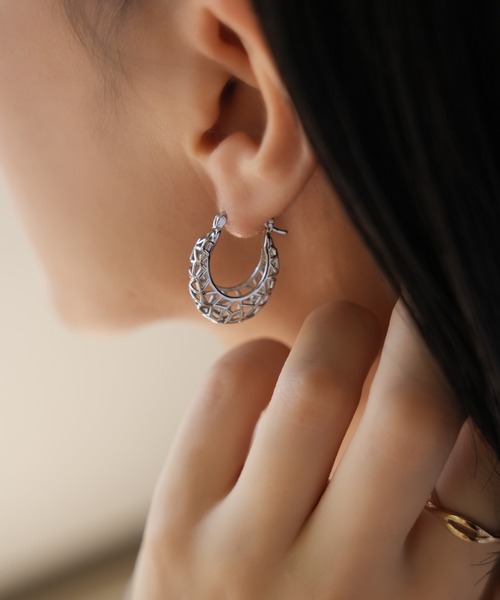 IAMUSE(アイアミューズ)の「金属アレルギー対応 透かしデザインフープピアアス S0992【IAMUSE】(ピアス(両耳用)・レディース・シルバー/ゴールド・FREE)」の2枚目の写真