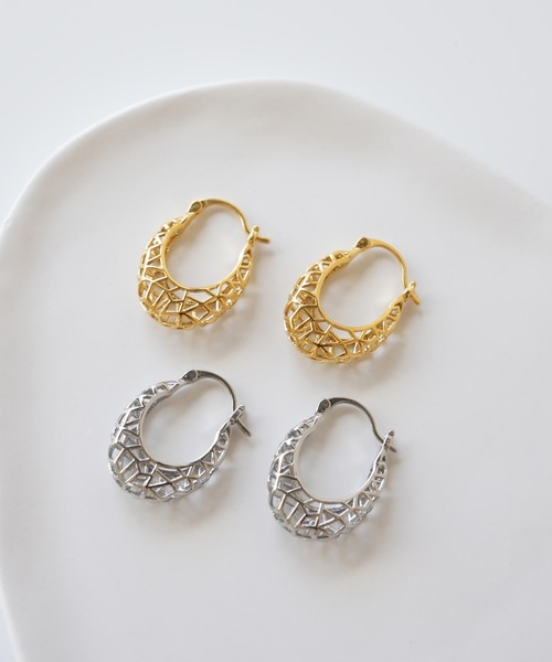 IAMUSE(アイアミューズ)の「金属アレルギー対応 透かしデザインフープピアアス S0992【IAMUSE】(ピアス(両耳用)・レディース・シルバー/ゴールド・FREE)」の11枚目の写真