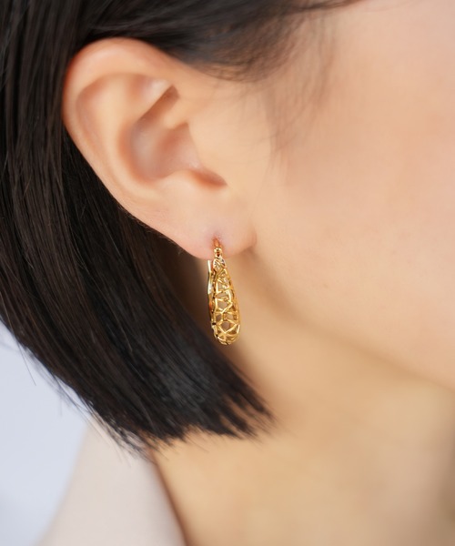 IAMUSE(アイアミューズ)の「金属アレルギー対応 透かしデザインフープピアアス S0992【IAMUSE】(ピアス(両耳用)・レディース・シルバー/ゴールド・FREE)」の5枚目の写真
