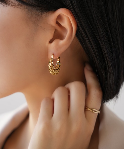 IAMUSE(アイアミューズ)の「金属アレルギー対応 透かしデザインフープピアアス S0992【IAMUSE】(ピアス(両耳用)・レディース・シルバー/ゴールド・FREE)」の3枚目の写真