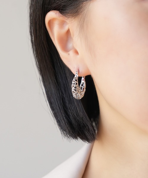 IAMUSE(アイアミューズ)の「金属アレルギー対応 透かしデザインフープピアアス S0992【IAMUSE】(ピアス(両耳用)・レディース・シルバー/ゴールド・FREE)」の9枚目の写真