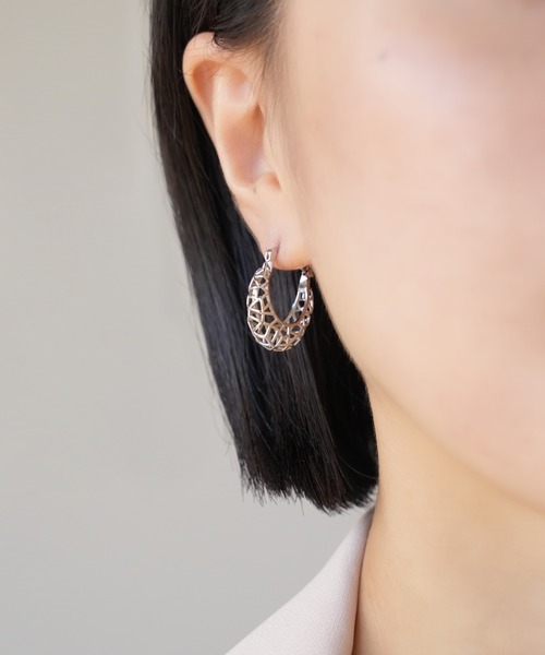 IAMUSE(アイアミューズ)の「金属アレルギー対応 透かしデザインフープピアアス S0992【IAMUSE】(ピアス(両耳用)・レディース・シルバー/ゴールド・FREE)」の8枚目の写真