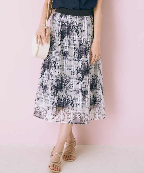 marun（マルン）の「＜大きいサイズ＞ フラワープリントスカート marun（スカート・レディース・イエロー/ブラック・L/LL/3L/4L/5L）」の2枚目の写真