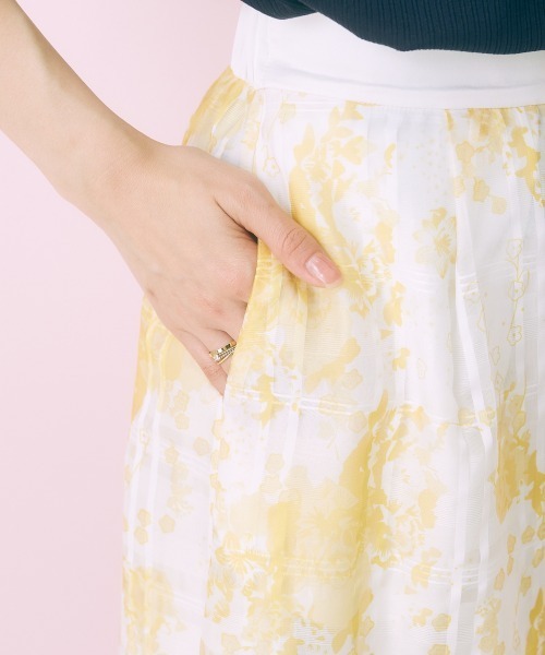 marun（マルン）の「＜大きいサイズ＞ フラワープリントスカート marun（スカート・レディース・イエロー/ブラック・L/LL/3L/4L/5L）」の15枚目の写真