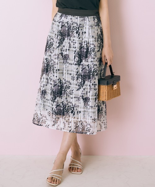 marun（マルン）の「＜大きいサイズ＞ フラワープリントスカート marun（スカート・レディース・イエロー/ブラック・L/LL/3L/4L/5L）」の14枚目の写真