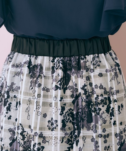 marun（マルン）の「＜大きいサイズ＞ フラワープリントスカート marun（スカート・レディース・イエロー/ブラック・L/LL/3L/4L/5L）」の22枚目の写真