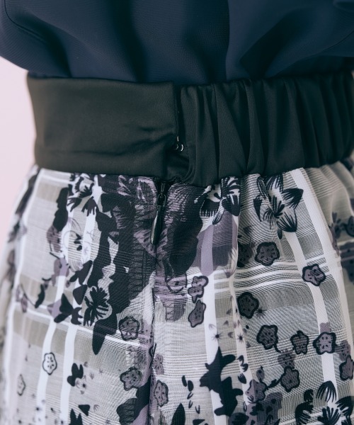 marun（マルン）の「＜大きいサイズ＞ フラワープリントスカート marun（スカート・レディース・イエロー/ブラック・L/LL/3L/4L/5L）」の8枚目の写真