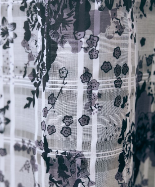 marun（マルン）の「＜大きいサイズ＞ フラワープリントスカート marun（スカート・レディース・イエロー/ブラック・L/LL/3L/4L/5L）」の4枚目の写真