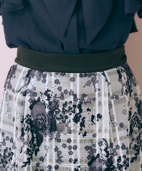 marun（マルン）の「＜大きいサイズ＞ フラワープリントスカート marun（スカート・レディース・イエロー/ブラック・L/LL/3L/4L/5L）」の18枚目の写真