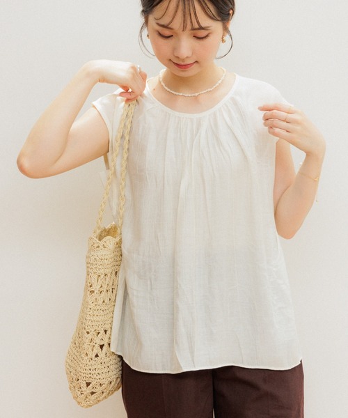 flower（フラワー）の「レディノースリーブブラウス（シャツ/ブラウス・レディース・ベージュ/アイボリー・FREE）」の2枚目の写真