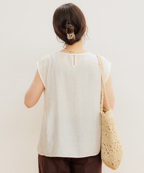 flower（フラワー）の「レディノースリーブブラウス（シャツ/ブラウス・レディース・ベージュ/アイボリー・FREE）」の10枚目の写真