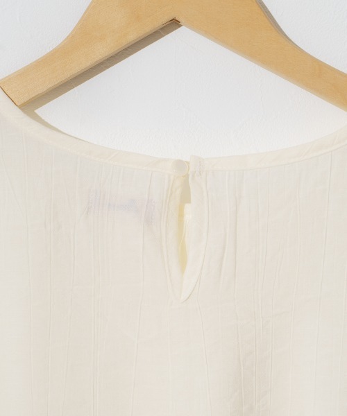 flower（フラワー）の「レディノースリーブブラウス（シャツ/ブラウス・レディース・ベージュ/アイボリー・FREE）」の8枚目の写真