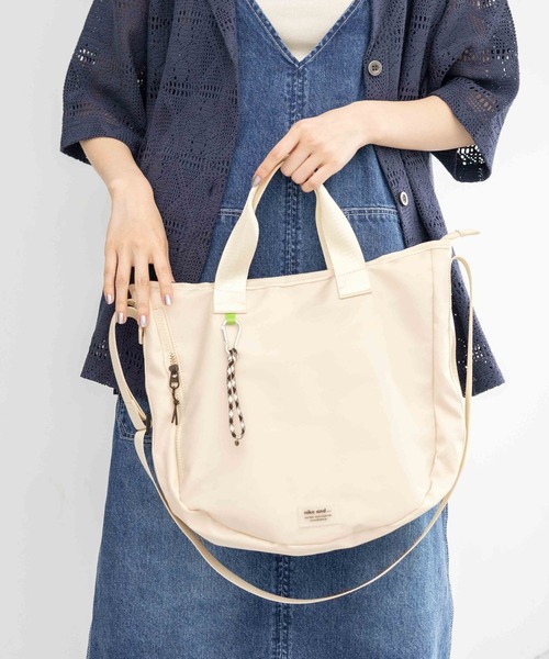 niko and...(ニコアンド)の「オリジナルラウンド2WAYトートバッグN(トートバッグ・レディース・ブラック/アイボリー/チャコール/ピンク/その他1/その他2/ダークグレー/オレンジ/グリーン/シルバー/ブラック系その他/アイボリー系/ブルー・0)」の6枚目の写真