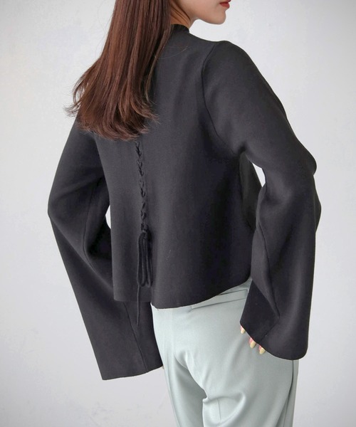 cheriella(シェリエラ)の「【cheriella】WEB限定バックレースアップショートニット(ニット/セーター・レディース・マスタード/グレイッシュベージュ/アイボリー/ブラック・M)」の2枚目の写真