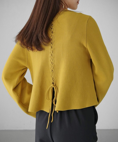 cheriella(シェリエラ)の「【cheriella】WEB限定バックレースアップショートニット(ニット/セーター・レディース・マスタード/グレイッシュベージュ/アイボリー/ブラック・M)」の10枚目の写真